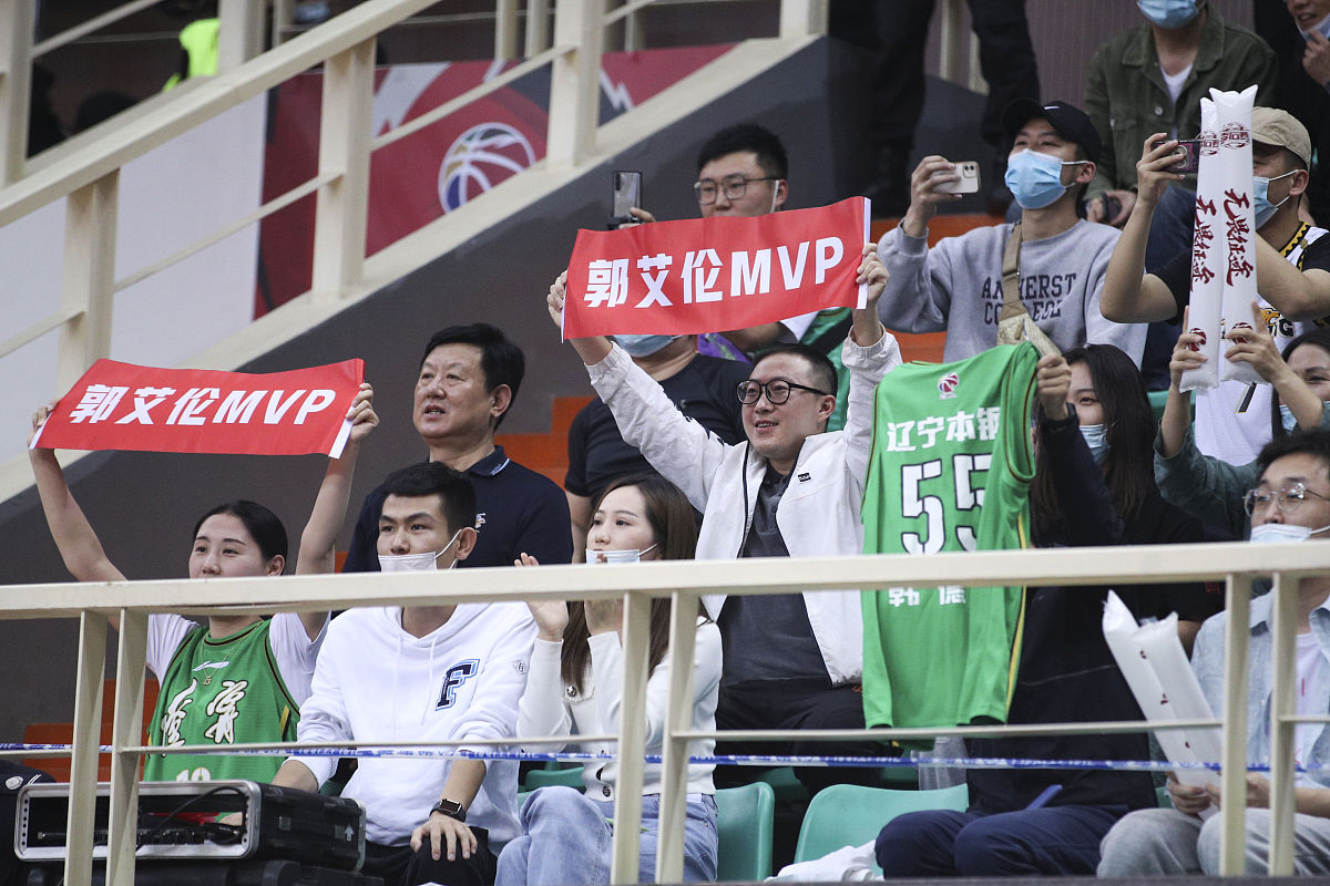 开云体育在线-足球盛宴继续上演，观众热情如火
