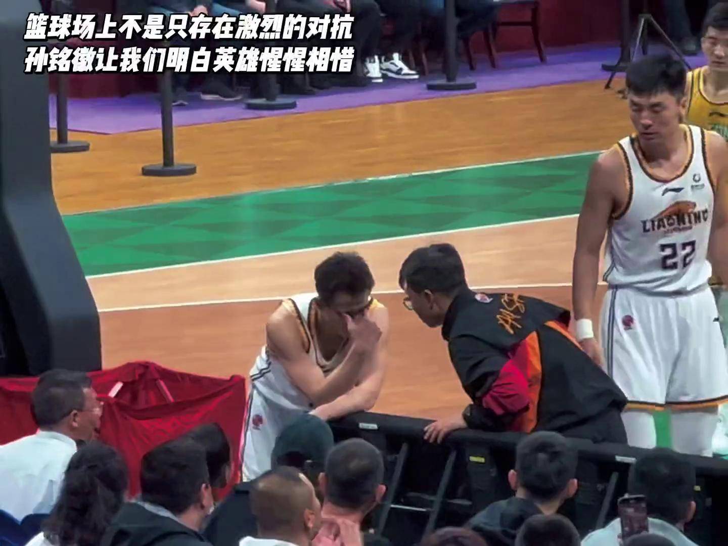 开云体育APP下载-篮球比赛中出现激烈对抗，引发热议