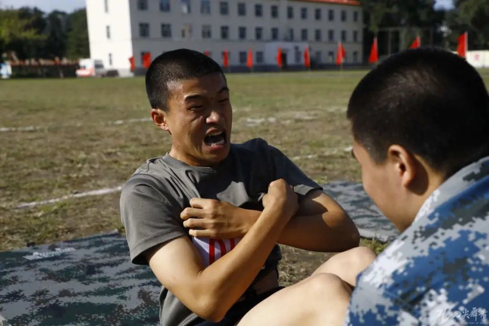 开云体育APP下载-包含球场上的角逐之战：双方火力全开拼尽全力的词条