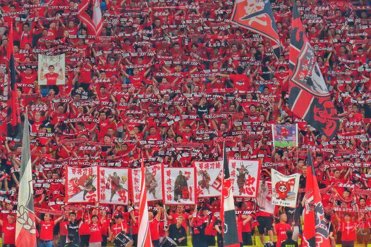 精彩比赛连连,球迷尽享观赏乐趣 精彩比赛连连,球迷尽享观赏乐趣