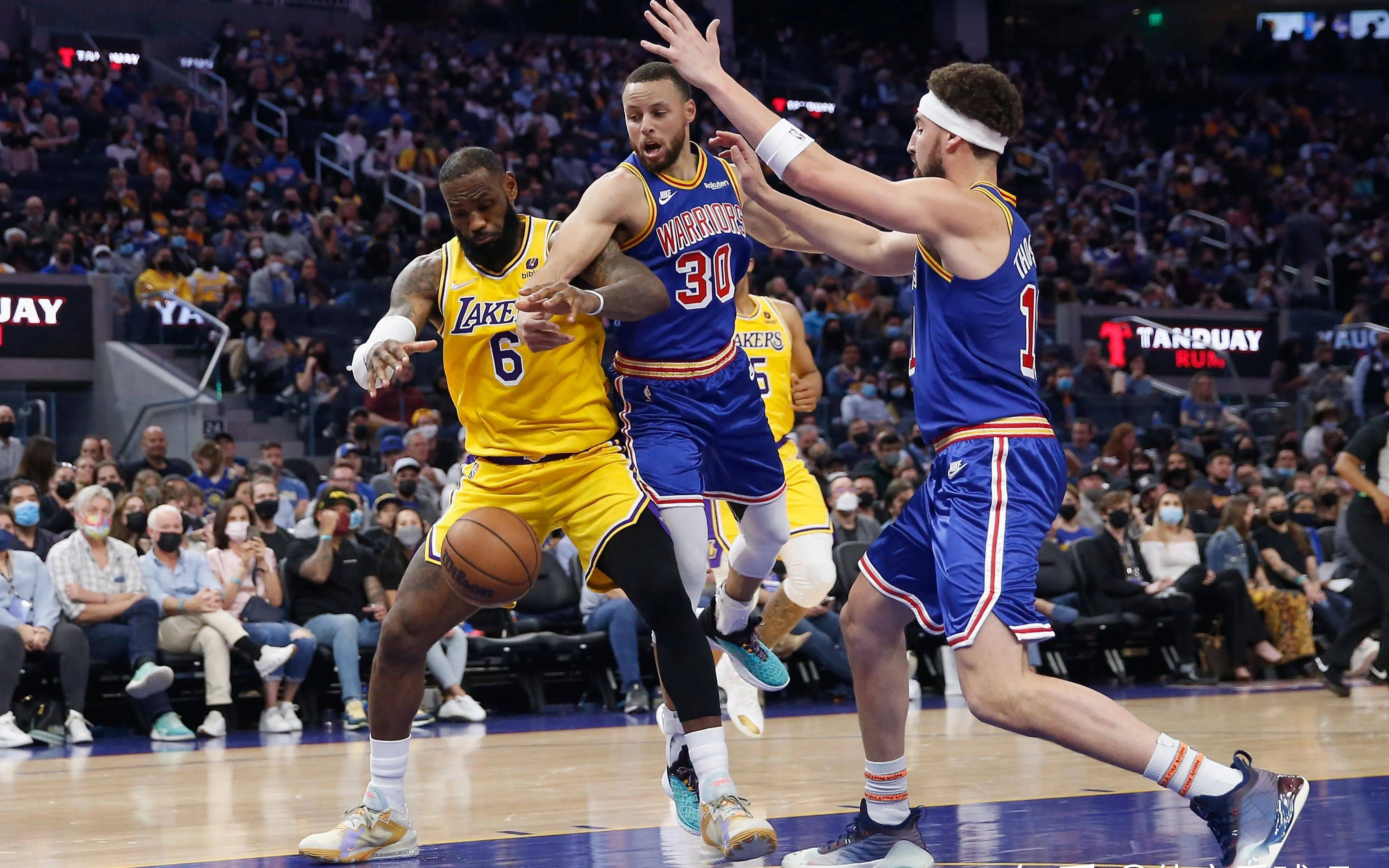 篮球顶级对决:顶级球队之间的激烈对抗引人入胜的简单介绍 篮球顶级对决:顶级球队之间的激烈对抗引人入胜的简单介绍