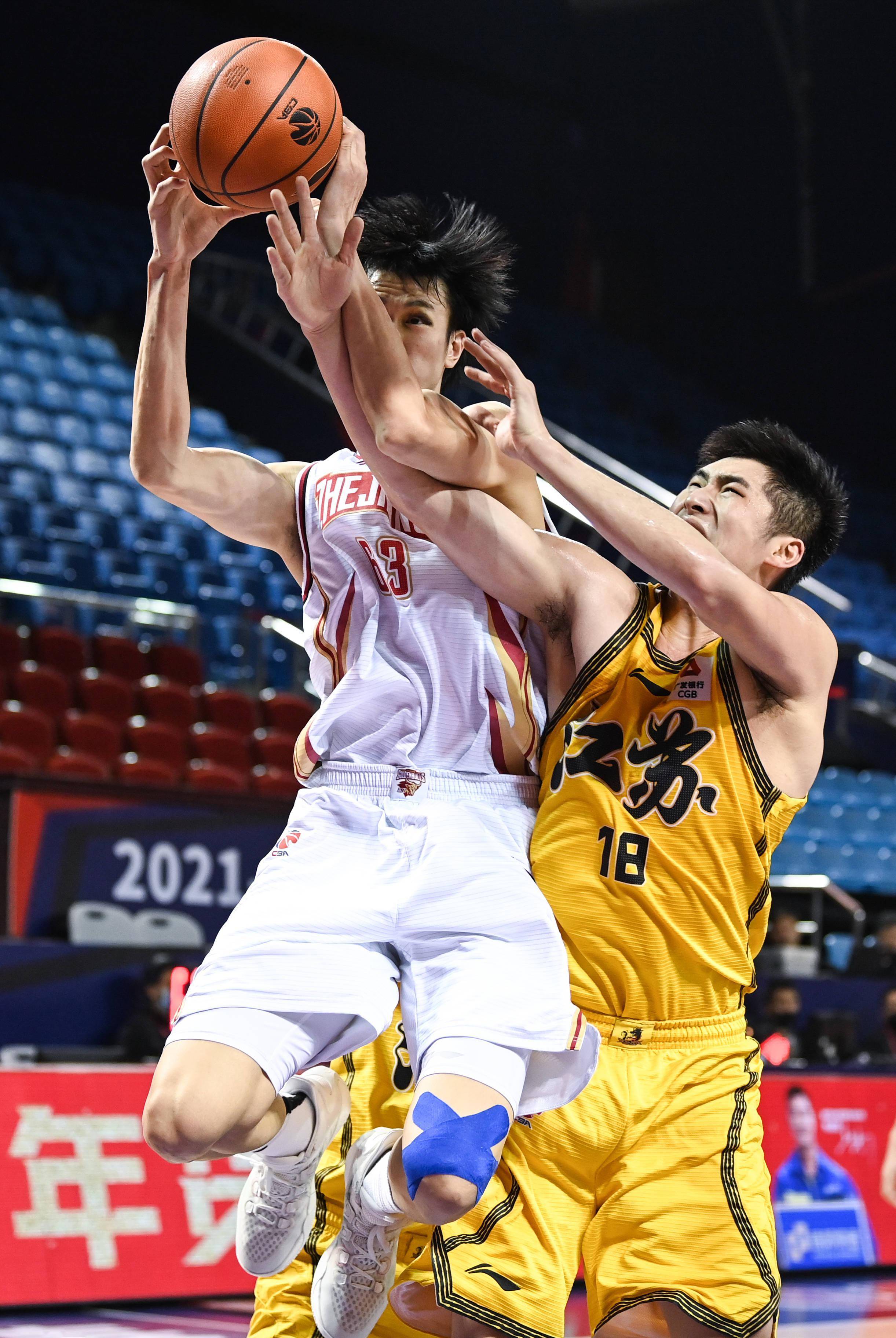 开云平台-包含球队防守稳固，主场轻取对手的词条