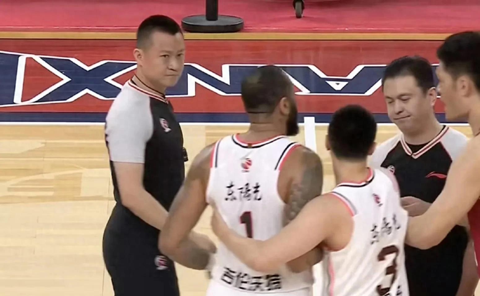 太阳替补球员迪亚洛表现出色,帮助球队连胜 太阳替补球员迪亚洛表现出色,帮助球队连胜