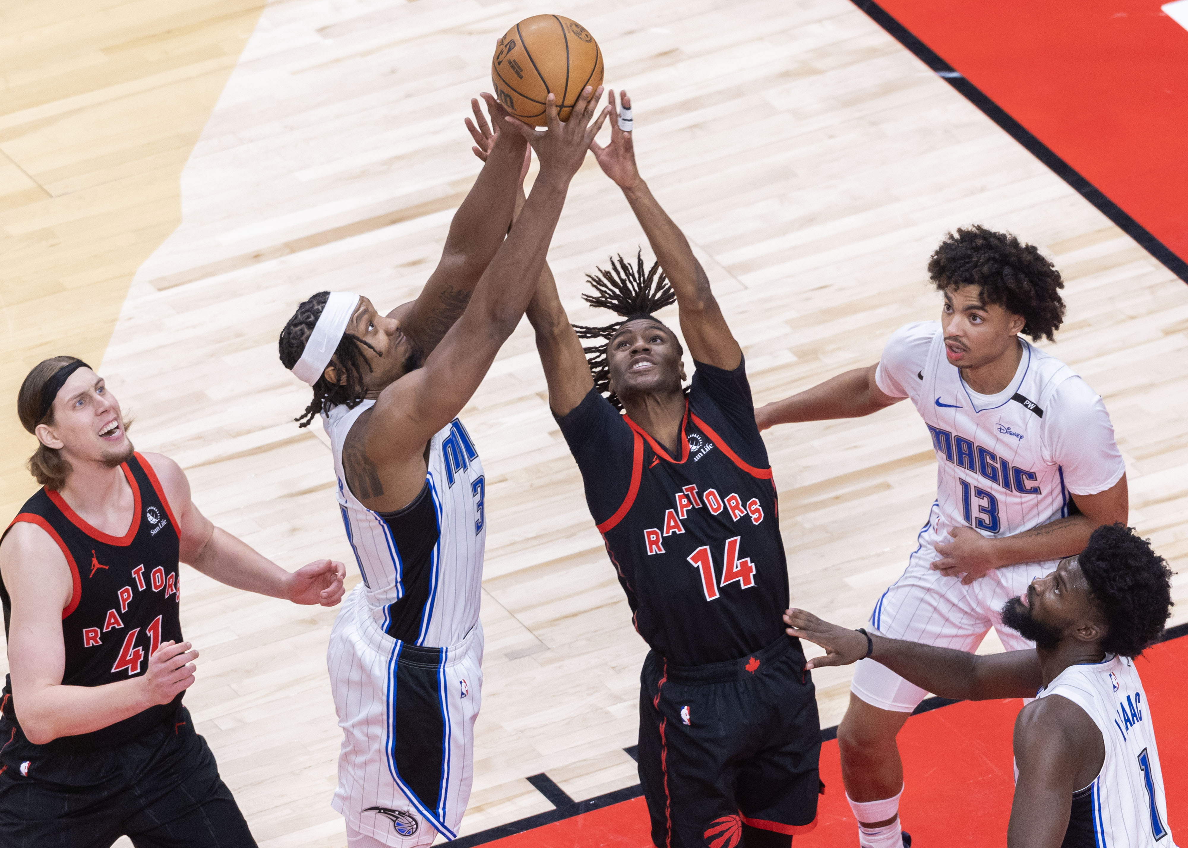 拼抢篮板激烈,篮球比赛场上火爆 拼抢篮板激烈,篮球比赛场上火爆