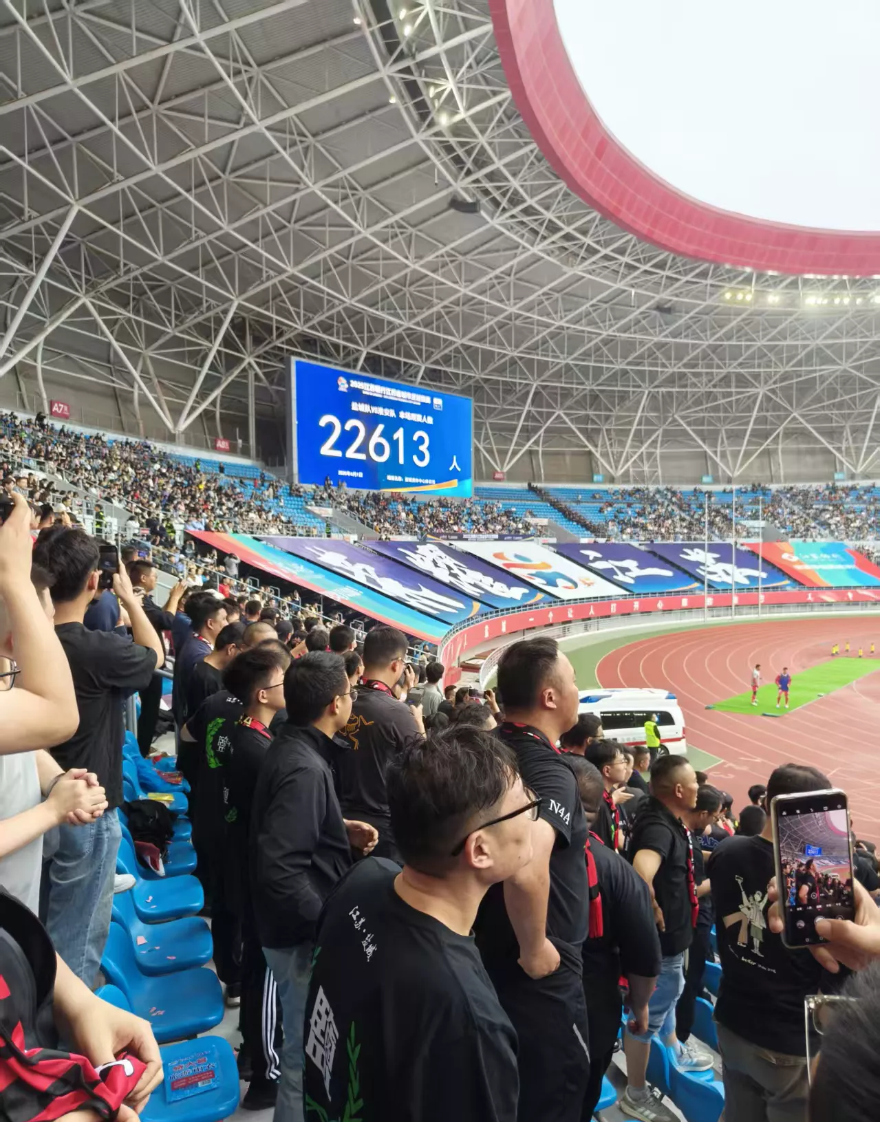 关于足球比赛全国上演,球迷激情呐喊声此起彼伏的信息 关于足球比赛全国上演,球迷激情呐喊声此起彼伏的信息