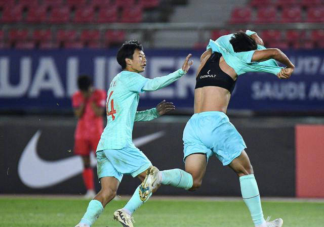 开云体育下载-韩国运动员在足球比赛中表现抢眼