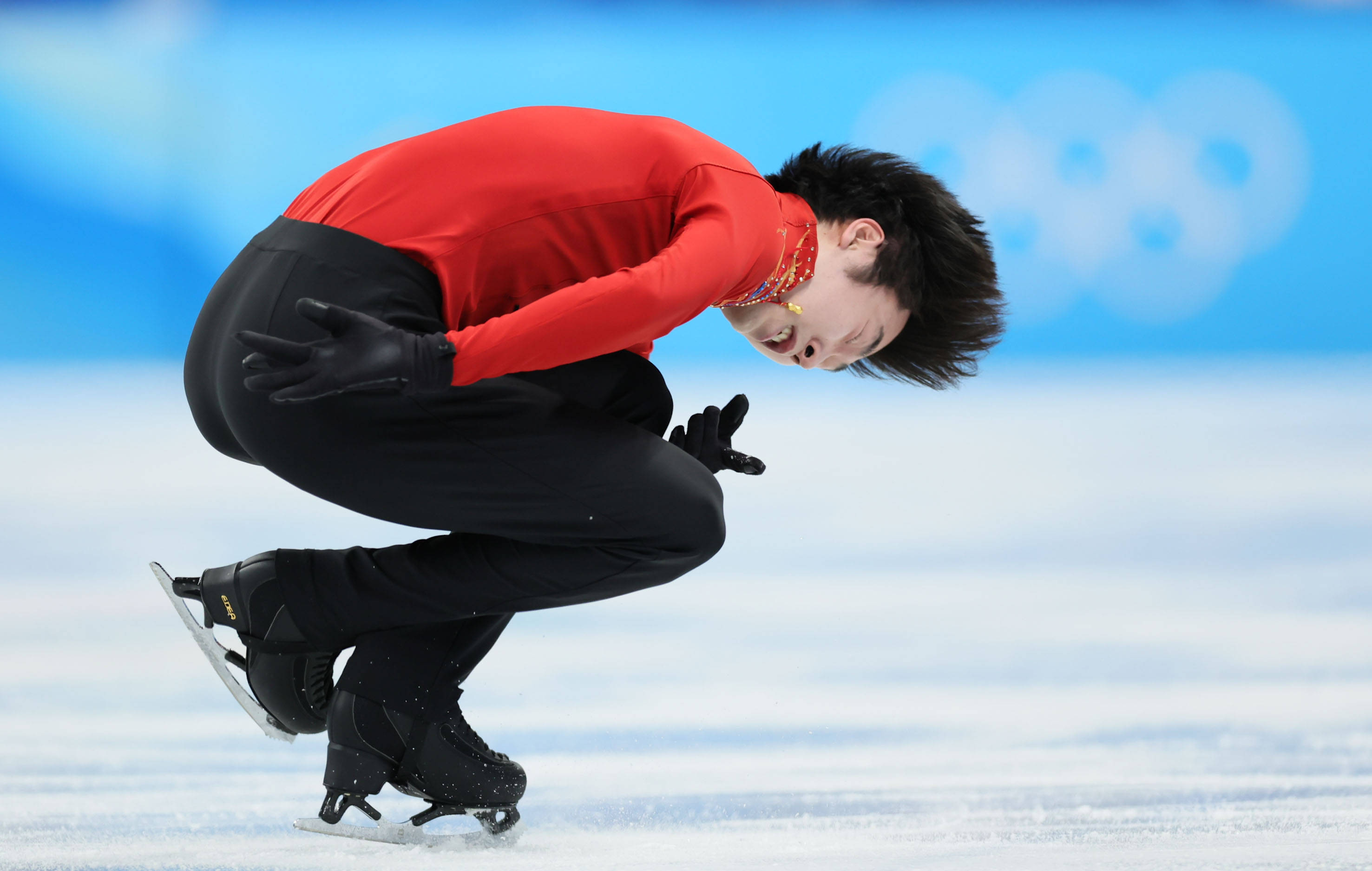 开云APP-斯洛伐克男子单人滑选手冰上飞翔，夺魁