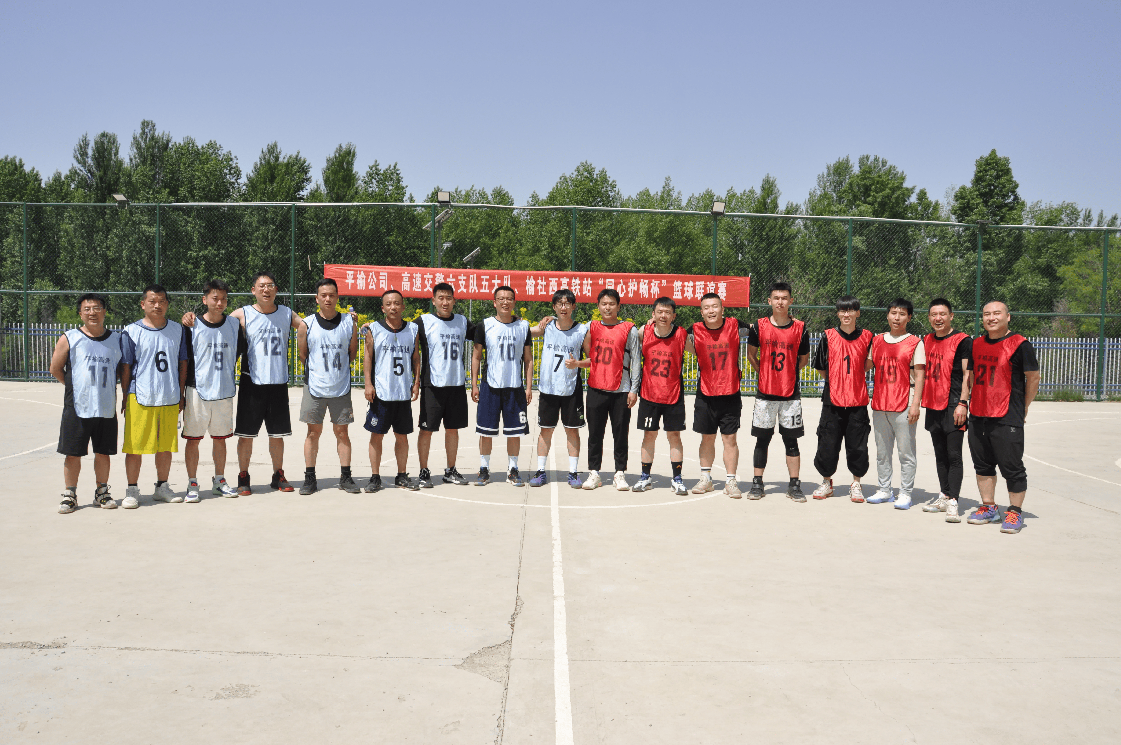 精神抖擞的篮球运动员斗志昂扬!的简单介绍 精神抖擞的篮球运动员斗志昂扬!的简单介绍