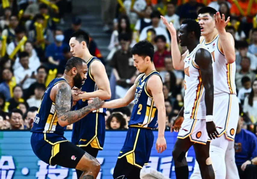 球队实力对比激烈,比赛氛围持续升温 球队实力对比激烈,比赛氛围持续升温