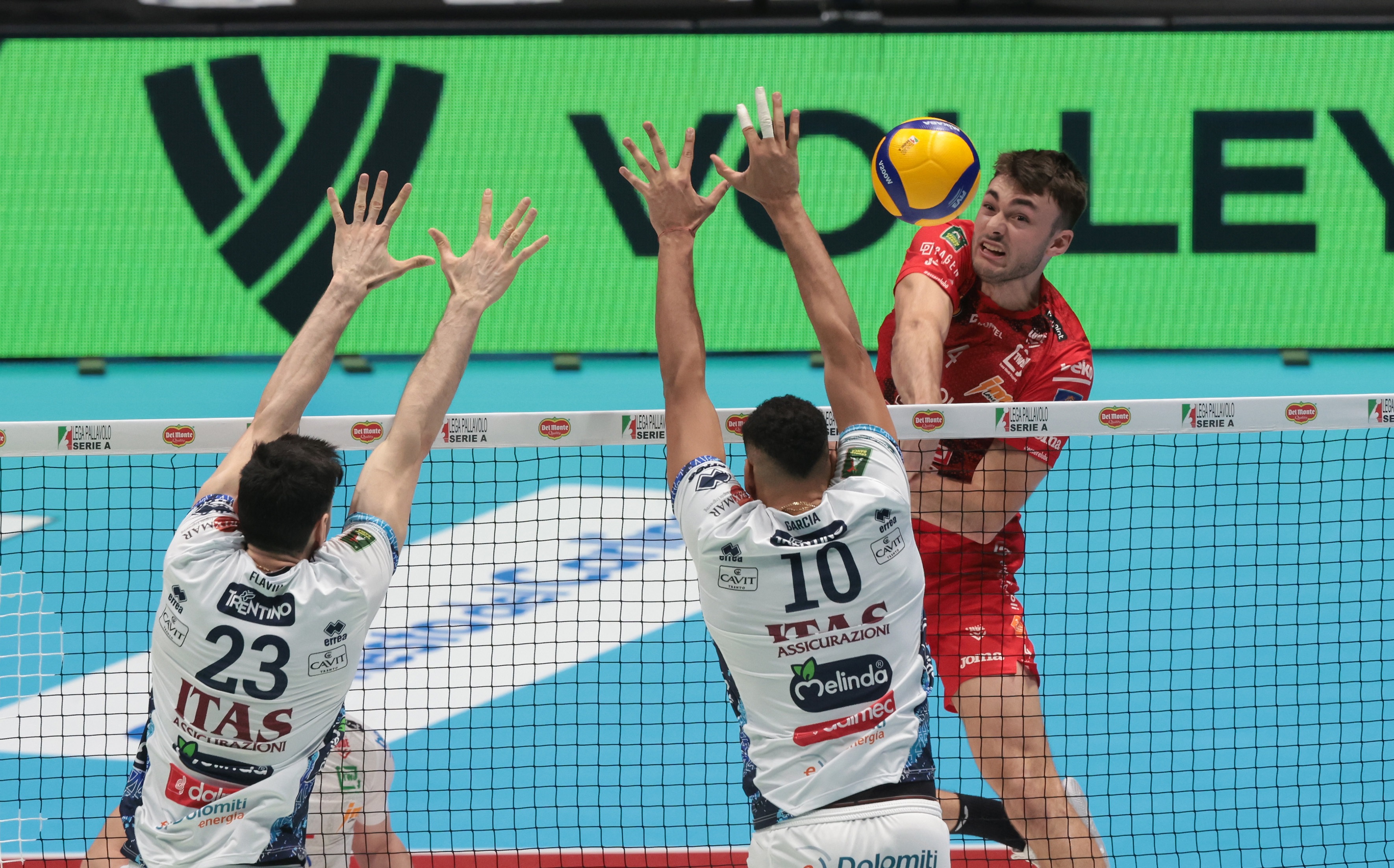 意大利足球实力对决现场实况,球迷目不转睛的简单介绍 意大利足球实力对决现场实况,球迷目不转睛的简单介绍