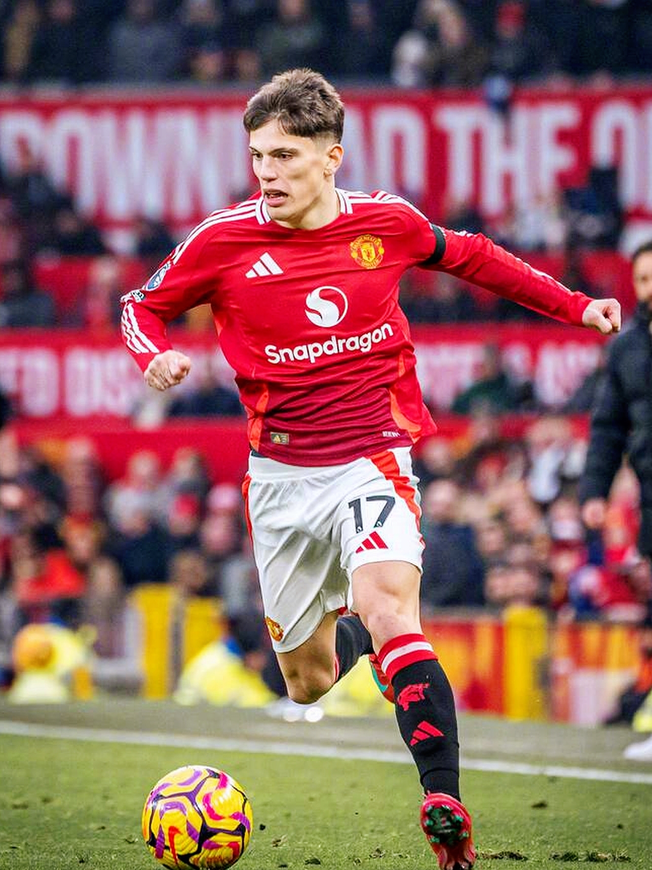 开云体育登录-那不勒斯横扫曼联，费兰·托雷斯送出助攻的简单介绍