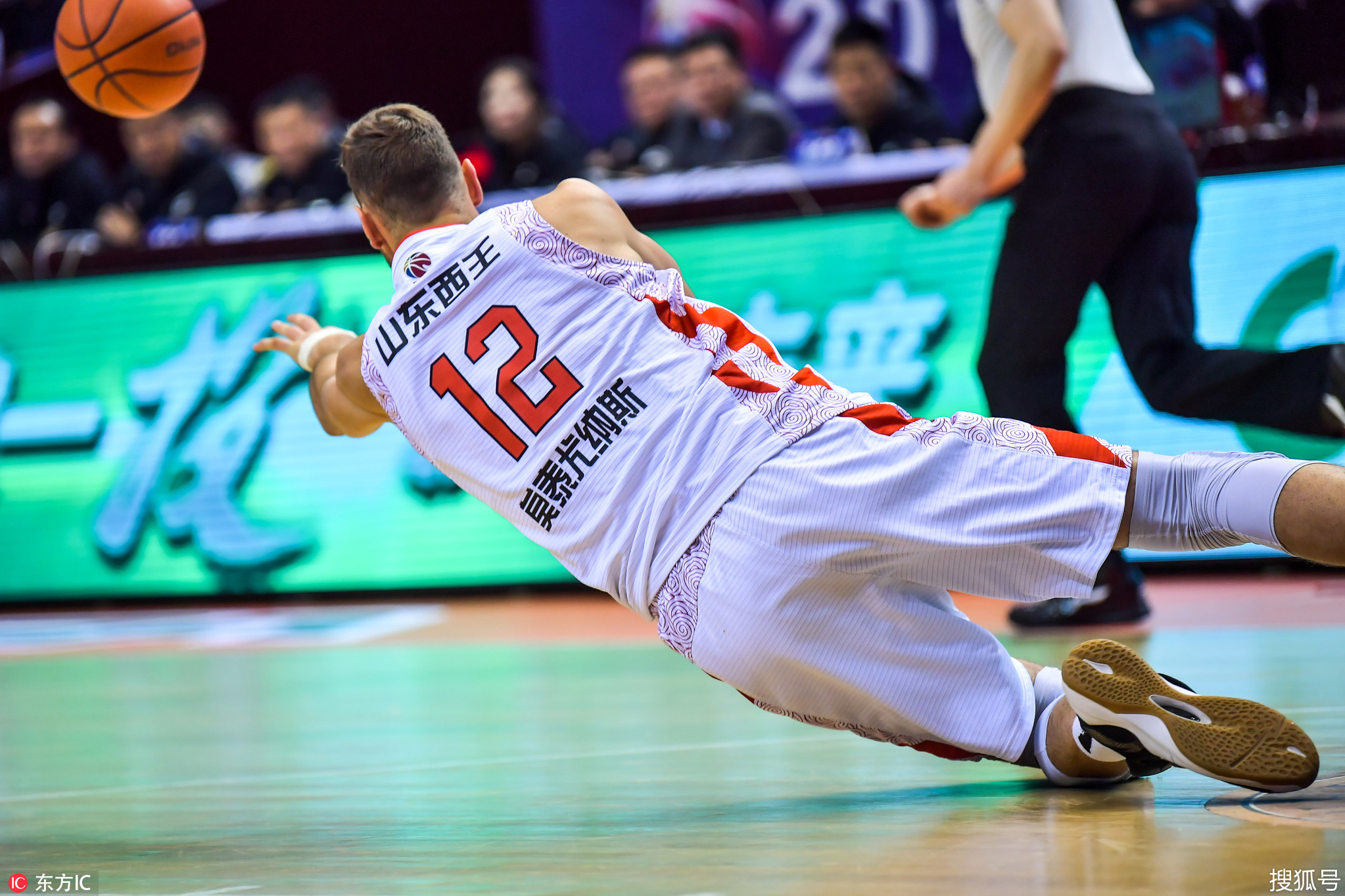 广东队险胜江苏队,范弗利特扛起全队 广东队险胜江苏队,范弗利特扛起全队