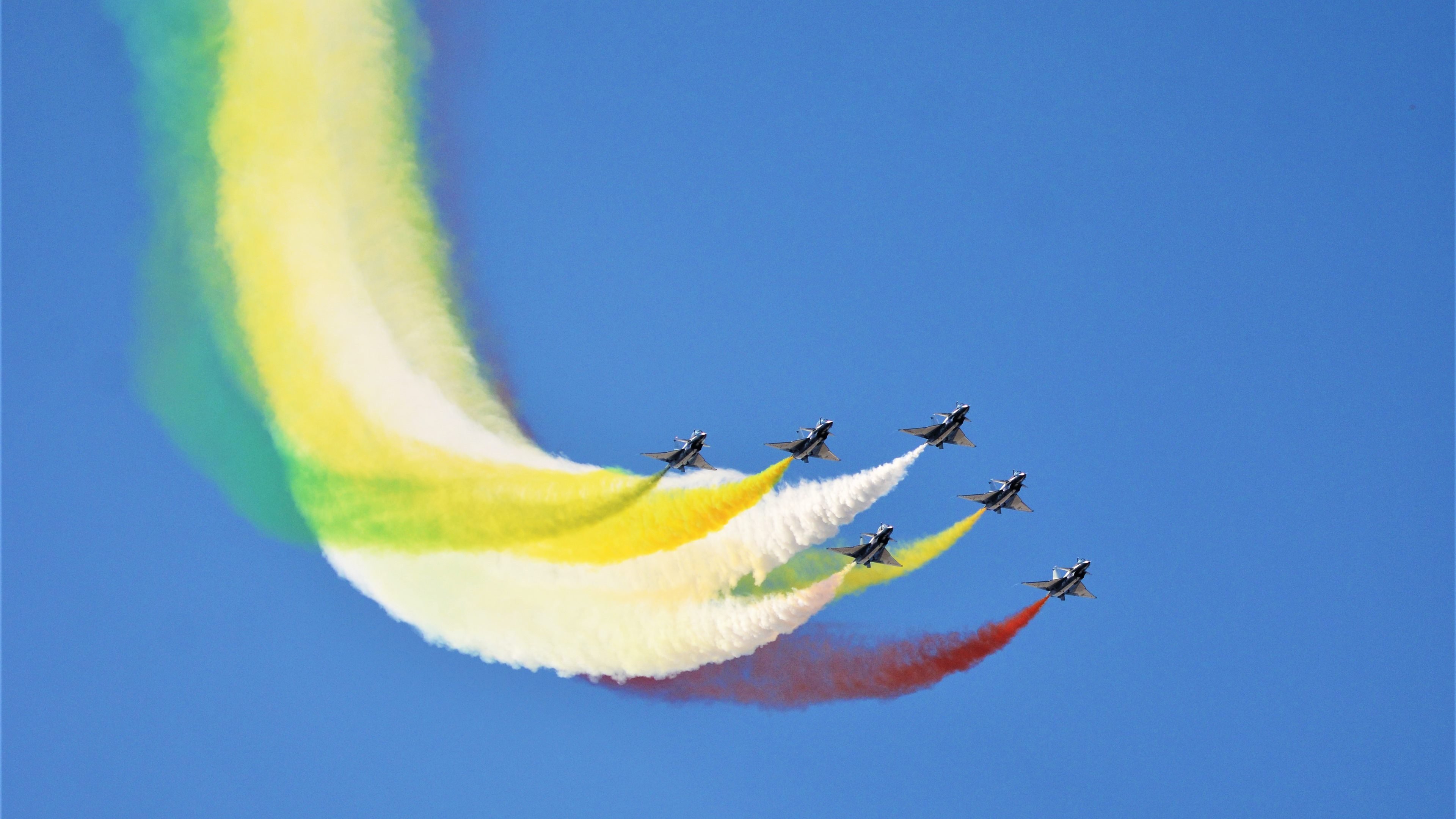 开云体育中国-双线狂飙，当F1街道赛的胎烟未散，利物浦已奏响横扫加纳的凯歌