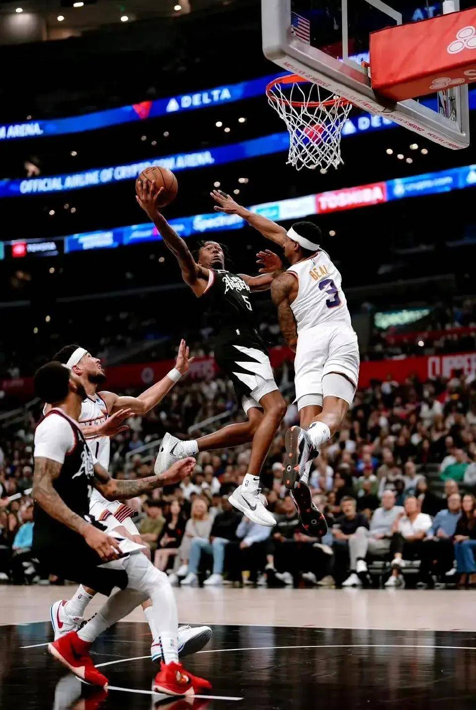 开云体育中国-快船战术压制猛龙，布克进攻端无人可挡